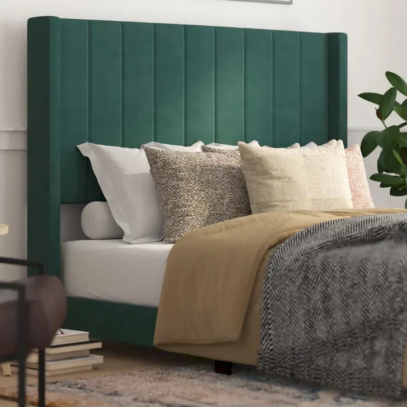 Letto imbottito a piattaforma con testiera alettata