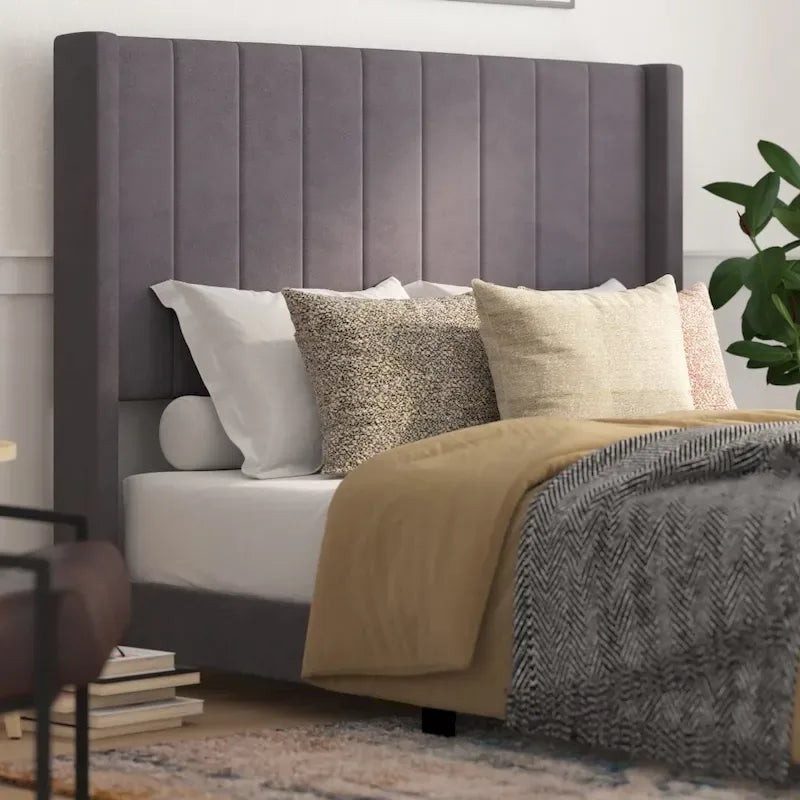 Letto imbottito a piattaforma con testiera alettata