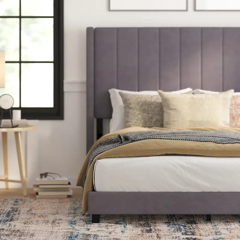 Letto imbottito a piattaforma con testiera alettata