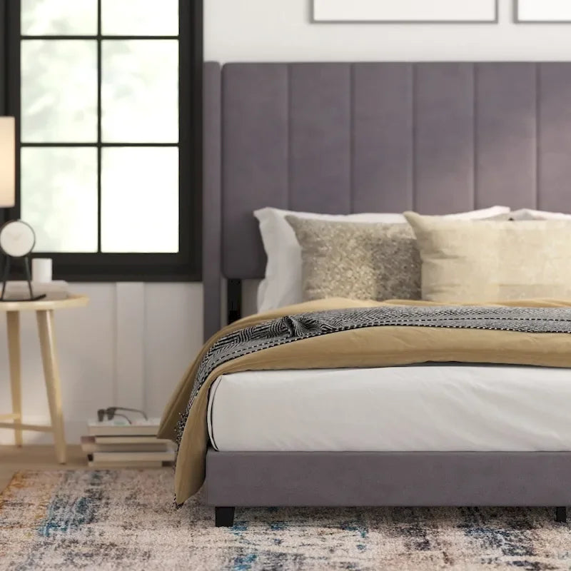 Letto imbottito a piattaforma con testiera alettata