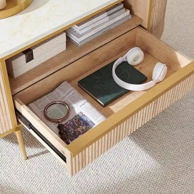 Tavolino da salotto moderno di lusso con scanalature, tavolino con piano in finto marmo